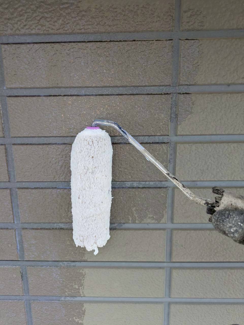 外壁塗装中の石目調サイディング